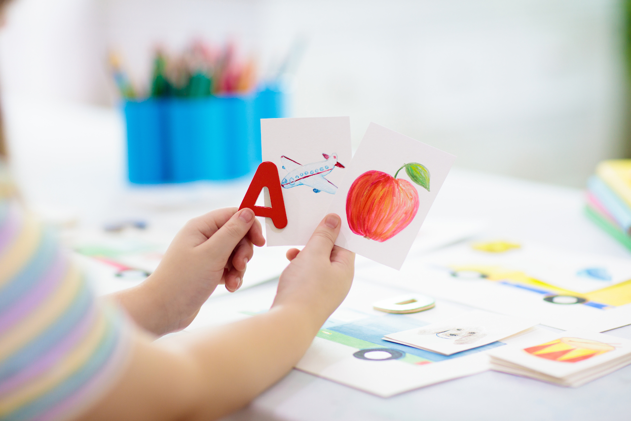 A letter a flashcard next to a picture of and airplane and an apple. 