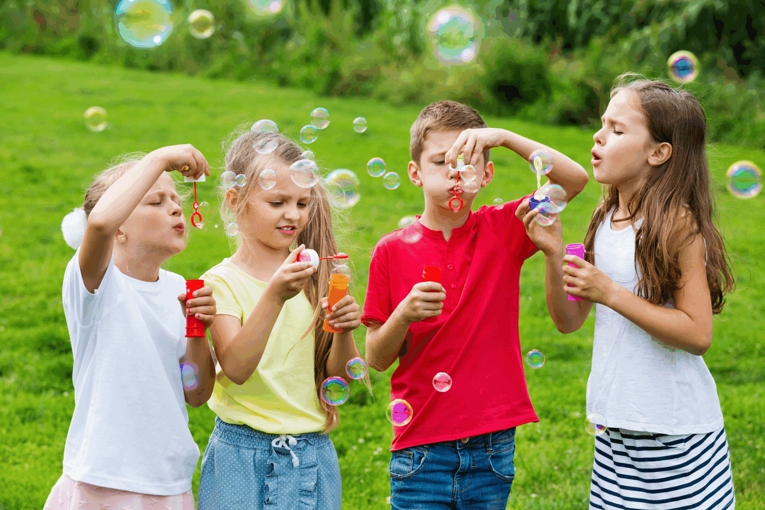 Fun summer bubble blowing party activity idea for kids. 
