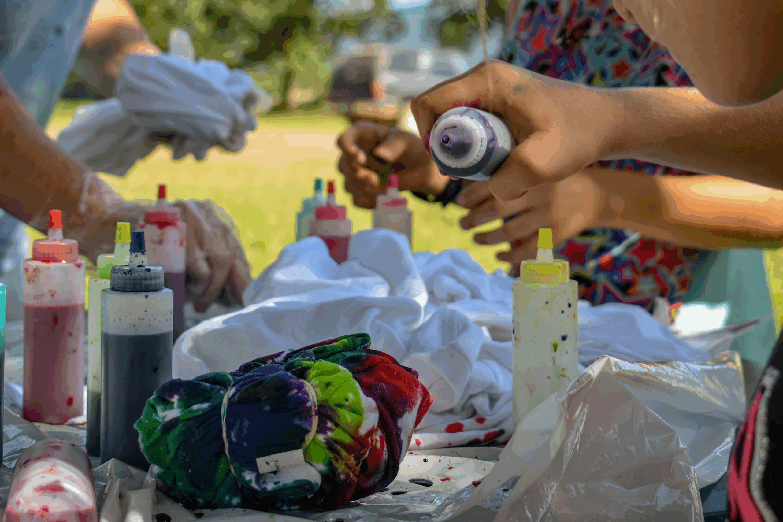 Fun tie dye activity for kids for the summer. 