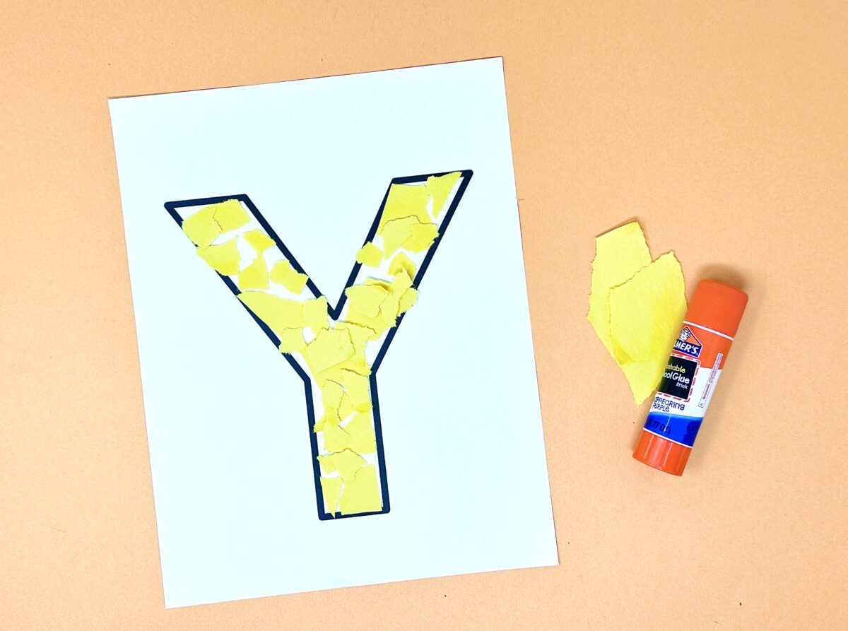 Y is for yellow fun free and simple craft for preschoolers from ABCmouse.com. 