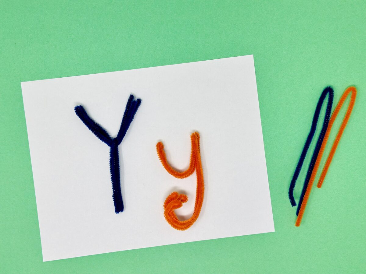 Y pipe cleaner fun free and simple craft for preschoolers from ABCmouse.com. 
