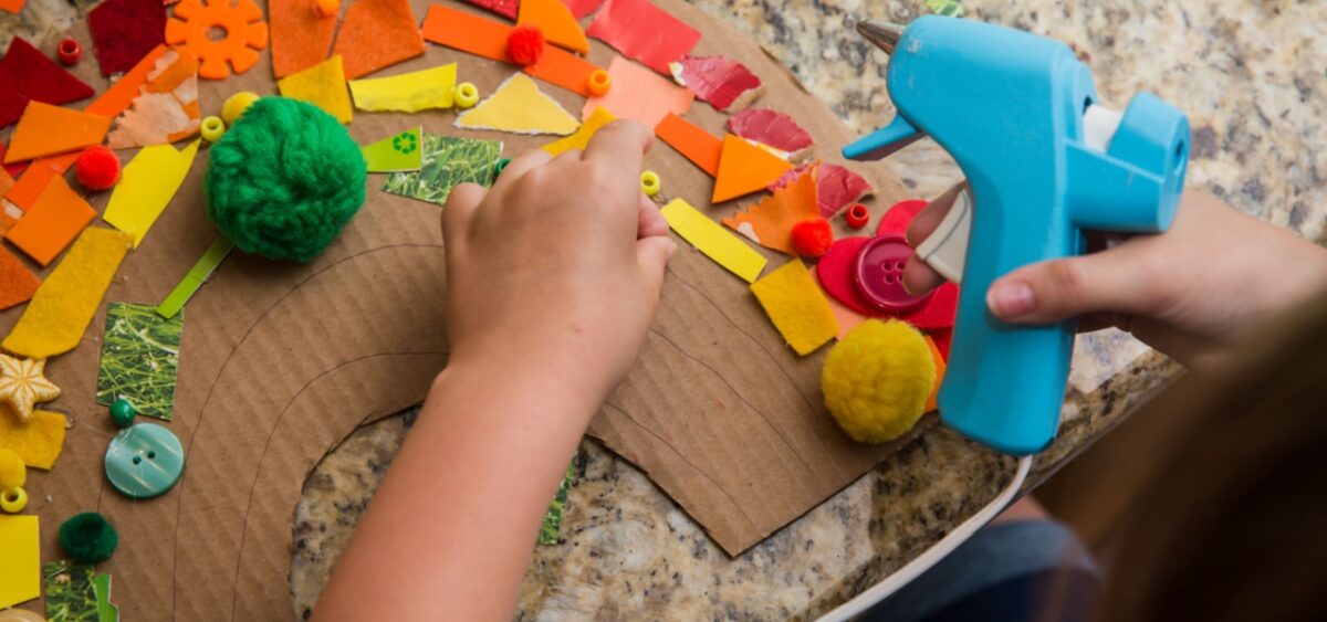 A fun sensory rainbow craft activity for kids. 