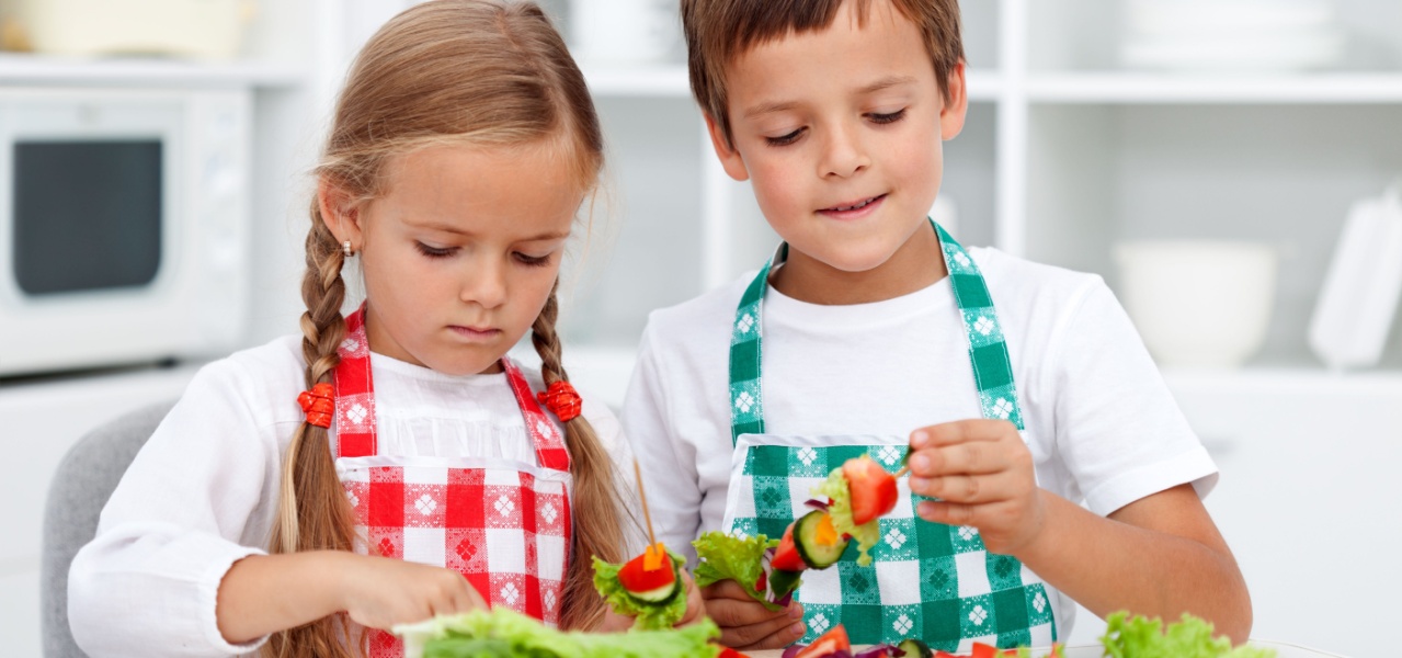 Kids making patterns out of their snack kabobs. 