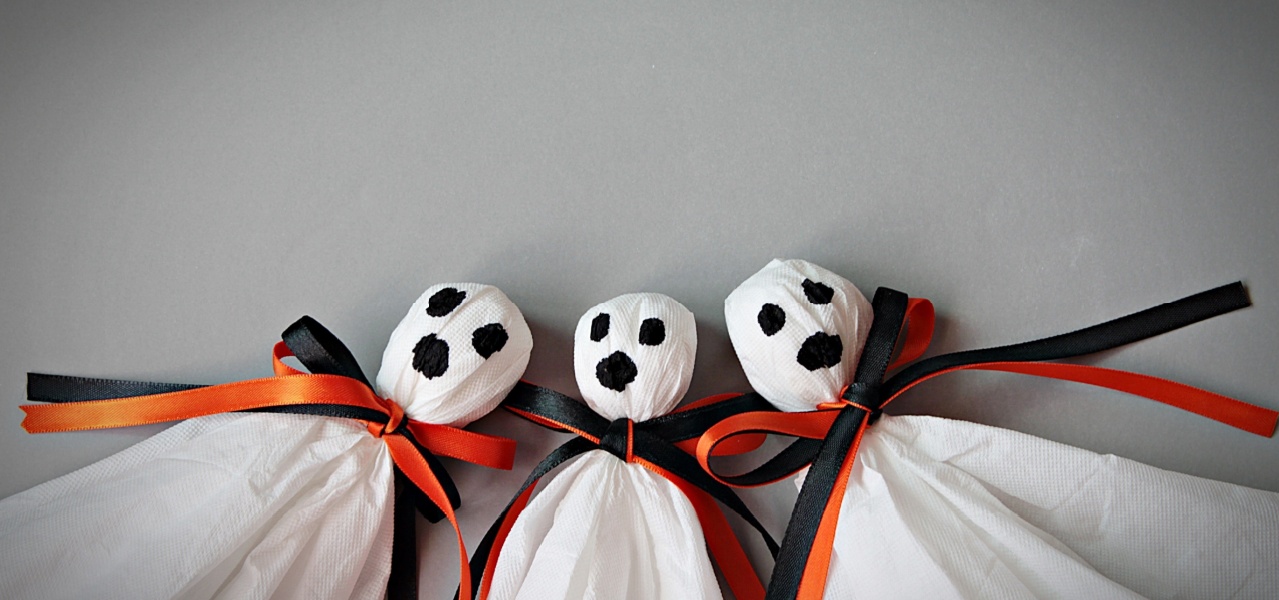 Simple little ghost craft for kids to do around Halloween! 