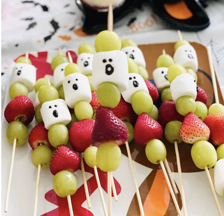 Fun Halloween skewer snack idea for kids. 