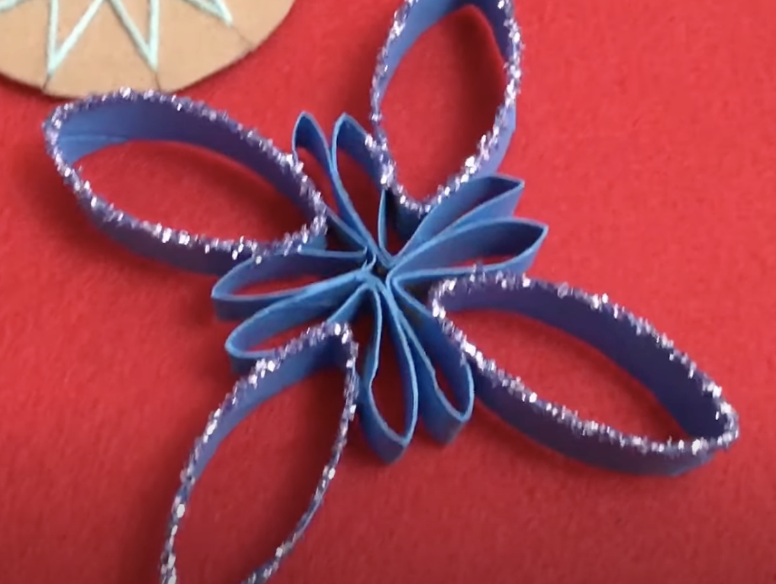 A cardboard tube snowflake craft kids can make for the winter holidays. 