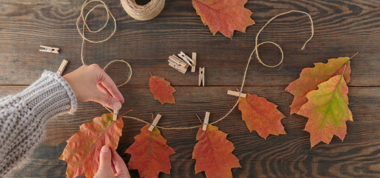 A fun and festive leaf garland for kids to make for a Thanksgiving activity. 