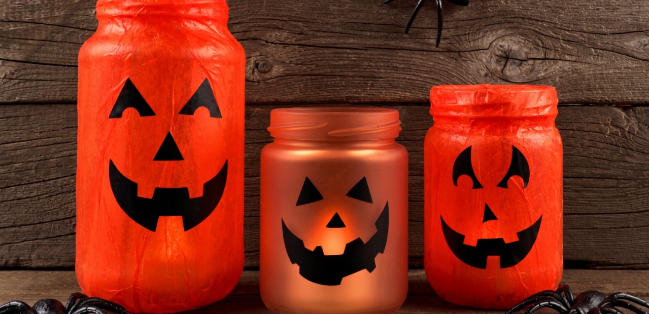 Fun pumpkin glowing jars craft for kids to make for Halloween. 