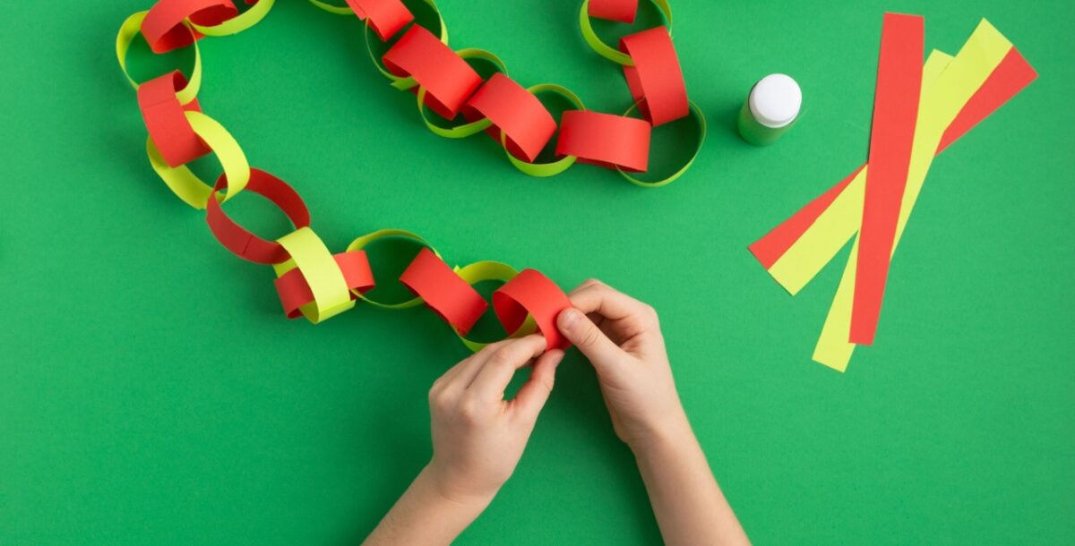 A fun paper chain countdown craft for kids to make for a Christmas craft. 