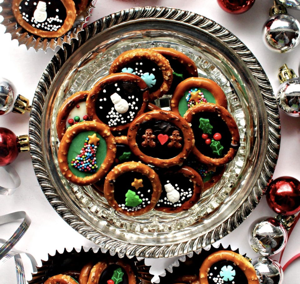 Christmas pretzel recipe/craft for kids to make over the Christmas holidays. 