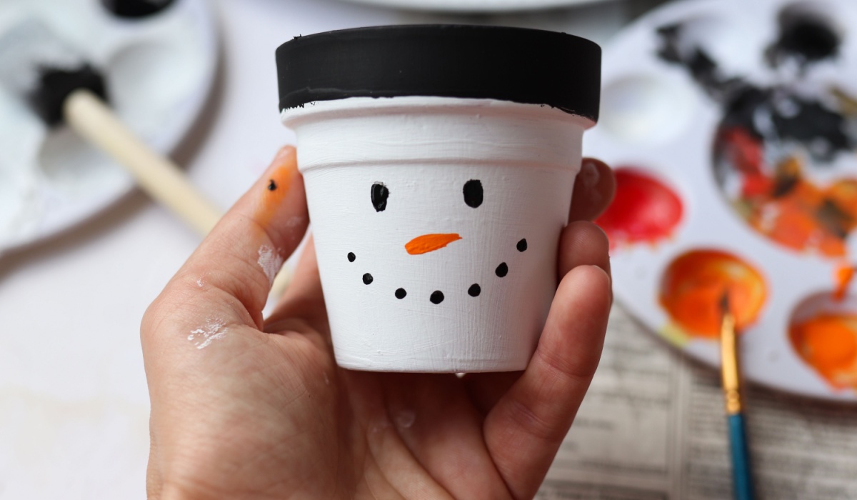 Cute little clay snowman pot kids can paint for a winter time craft. 